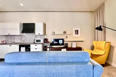 Image de Lovely, Modern Apt next to the Sea Front