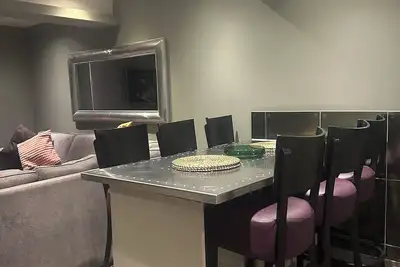 The Duplex Hideout Apartment (Sleeps 6)