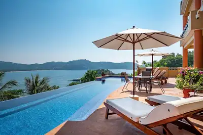 Image de Spectacular views of the bay in this 2-bedroom condo on a hill in Zihuatanejo