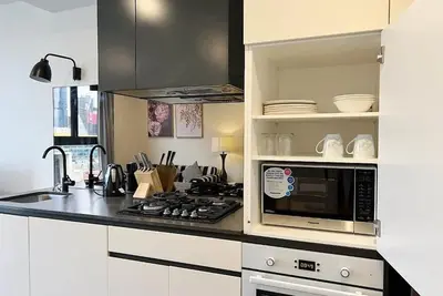 Image de 2br Chinatown Chic Sanctuary