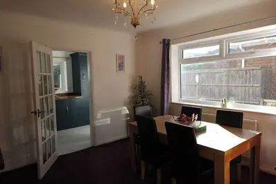Image de Beautiful bungalow in charming Chester - with WiFi, kitchen, work station, drive