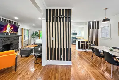Image de University Heights Renovated Home -King bed, 4-bedroom with Wifi, fitness room