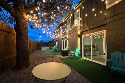 Image de Artsy Pad | Near Downtown + SoCo | Pets Ok