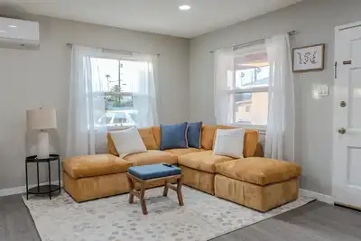 Image de Cozy, Private, & Safe 3 Bed Home - 2 Min from Dtr & Ucr