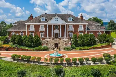 Image de Kentucky's Majestic Mountaintop Estate with pool: The Bluegrass Palace
