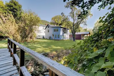 Image de Historic Streamside Cottage in Village of Warm Springs