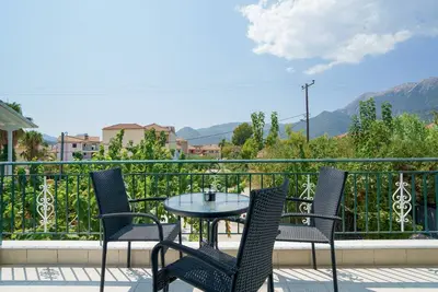 Appartement 'My Home Nidri 1' avec terrasse privée, jardin privé et climatisation
