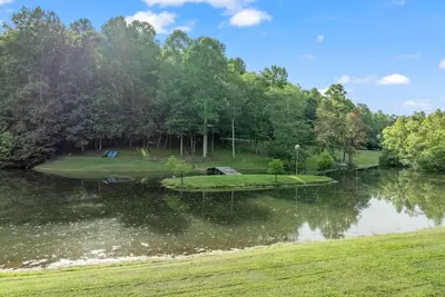 5 minutes from Burgess Falls! Fish, canoe & paddle boating on private property.