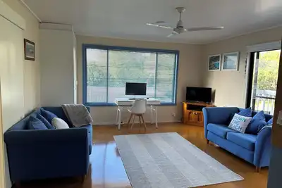 Image de 4-Bedroom, 2 living area dog friendly house, easy walk to beach and shops.