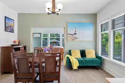 Image de Location！Vintage 3 Bedroom Home in Prime Eastlake Seattle with Private Parking