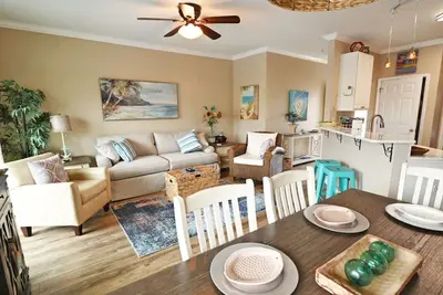 Image de Your Destin Beach Getaway! Bring Your Boat! Park Your Trailer Under the Unit!