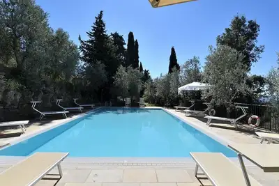 Image de Maison de vacances avec Wifi, piscine privée, Tv, patio, animaux admis, vue panoramique, parking