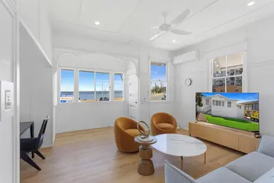 Image de Vandy Beach House. Cosy with direct water views.