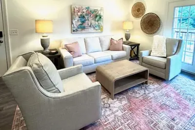 Image de New Listing -- The Deuce at The Bluff West