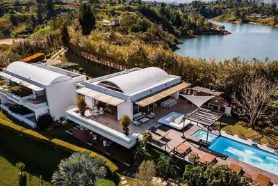 Image de Lake Villa, una Extraordinaria Mansión con una Vista Increible