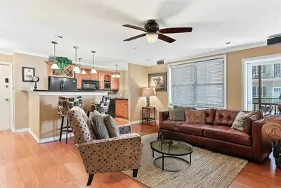 Image de \"Welcome to our fully furnished condo in the heart of Atlanta's Tourism and Convention Districts! \"