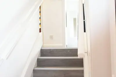Image de A tastefully furnished one bedroom apartment.