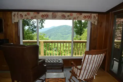 Image de Rustic Charm 4-bedroom spacious Cabin with  Big Smokey Mountain View!