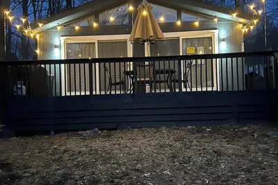 Image de Pop Art Cabin is near ski slopes, indoor waterparks, and casinos.