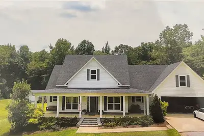 Image de Quiet, secluded 4 bedroom home with large pool.
