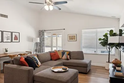 Image de Beautifully Renovated Glendale Retreat by RedAwning