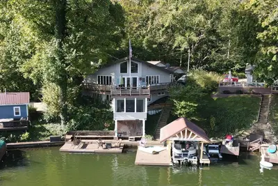 Image de Pet-Friendly Lakeside Cottage with Panoramic Views & Hottub!