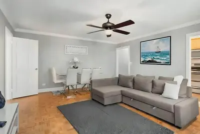 Image de Welcome to this Sleek & Chic Urban Retreat, perfectly situated in Atlanta’s vibrant Tourism & Conven