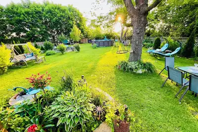 Image de Friends-Inspired 3 Bdr Escape Vintage Vibes & Private Garden Near Chicago
