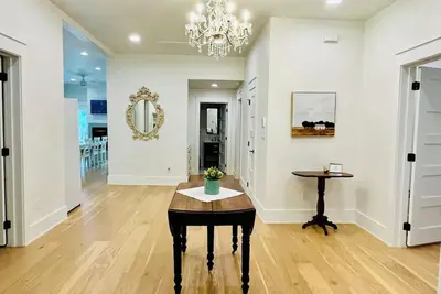 Image de Elizabeth House - Walk to Square!