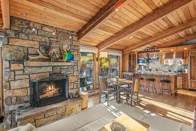 Image de 15k/mo. ! Luxurious Penthouse! Bright Corner unit with Pool, Hot Tub, Sauna, Gym.