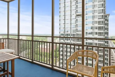 Image de Cozy-chic 2bed  tucked right where all the fun happens—downtown Atlanta vibes!