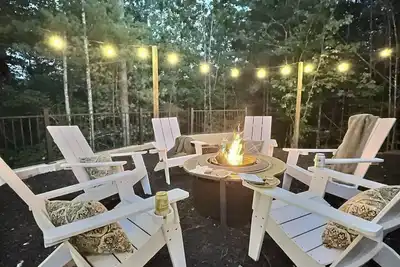 Image de Free wood! Walk to town! Hot tub, arcade pub, fire pit! Private, gated community