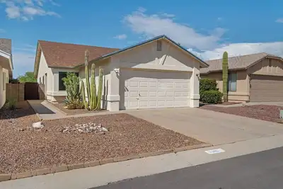 Image de Home in North Tucson. Appealing 2 bed, 2 bath, 2 car garage single family home.