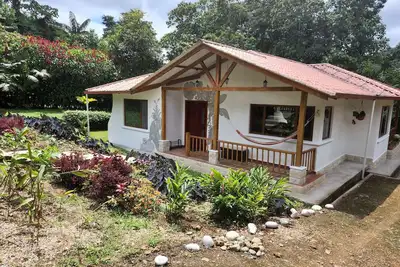 Image de A cozy and colorful house in a wonderful natural environment.