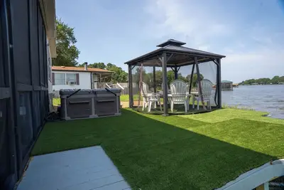 Image de Lakefront Cabin: Fishing, Free Kayak, Jetski, Dock, Swimming, Hot Tub, Bbq,