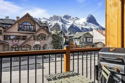Image de Downtown Peaks- central, free parking, view, cozy, Bbq, 2br, sleeps 4 -T202