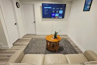 Image de Serene 2-bedroom basement suite for family and friend in pleasant Edmonton.