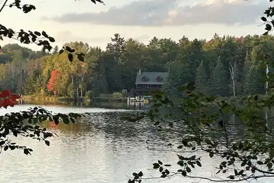 Image de Enjoy the lake, walk in the forest, s’mores on the fire pit and deer visits.