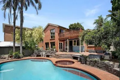 Image de Pet Friendly 5 bedroom historical home with unheated pool.