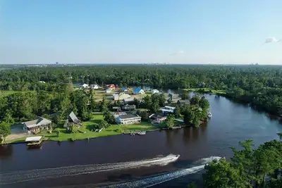 Image de River Front House in Lake Charles \nA rare gem located on scenic Calcasieu River.