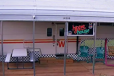 Image de \"Hippie House\" \n\"1974\" Winnebago\n29' Chieftain