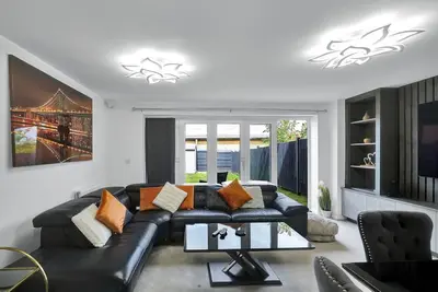 Image de 3 Bedroom and 2 Bathroom House with Balcony & Parking