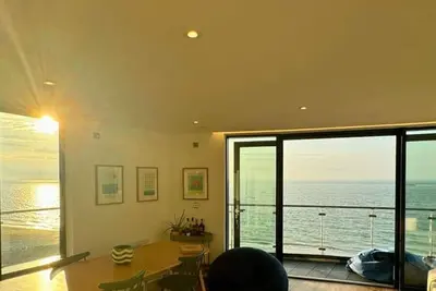 Image de This penthouse is a 3 bedroom(s), 2 bathrooms, located in Ramsgate, England.