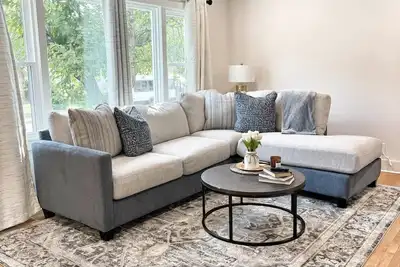 Image de Stylish 4br Home w/ Patio • 5 min to Downtown