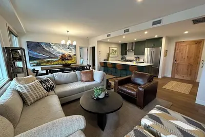 Image de Designer-Inspired Corner Unit 3 Bed/3 Bath+Den!