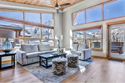 Image de Luxurious 3 bedroom Penthouse - Mountain Views!