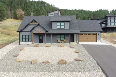 Image de Spacious Property with Paved Roads Oversized Garage, Great Location!