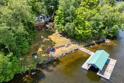 Image de Charming Waterfront Cottage in Muskoka, Pedal Boat, Firepit, A-Frame Bunkie