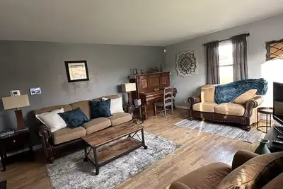 Image de Lrg family hm 5min drive to two hospitals, cancer center, colleges & Metra Arena