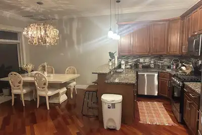 Image de 2 bedroom condo in North Kenwood Hyde Park with elevator.